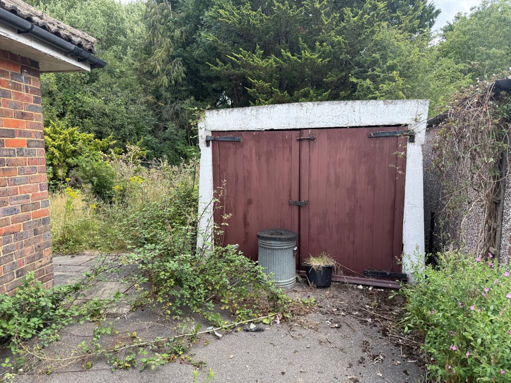 Lot: 159 - BUNGALOW WITH GARAGE AND GARDENS IN NEED OF MODERNISATION - Detached garage and driveway